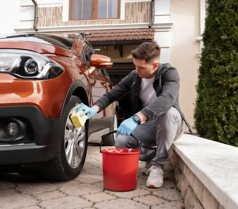 Lavage auto à domicile Saint-Julien-le-Petit : professionnel intervenant sur un véhicule